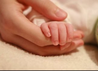 Tragedie cumplită! Un copil a rămas fără degete după ce bărbatul a aruncat cu toporul în femeie