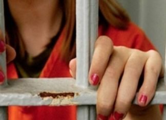O fostă angajată a unei bănci va sta după gratii pentru însuşirea ilegală a peste 2 milioane de lei